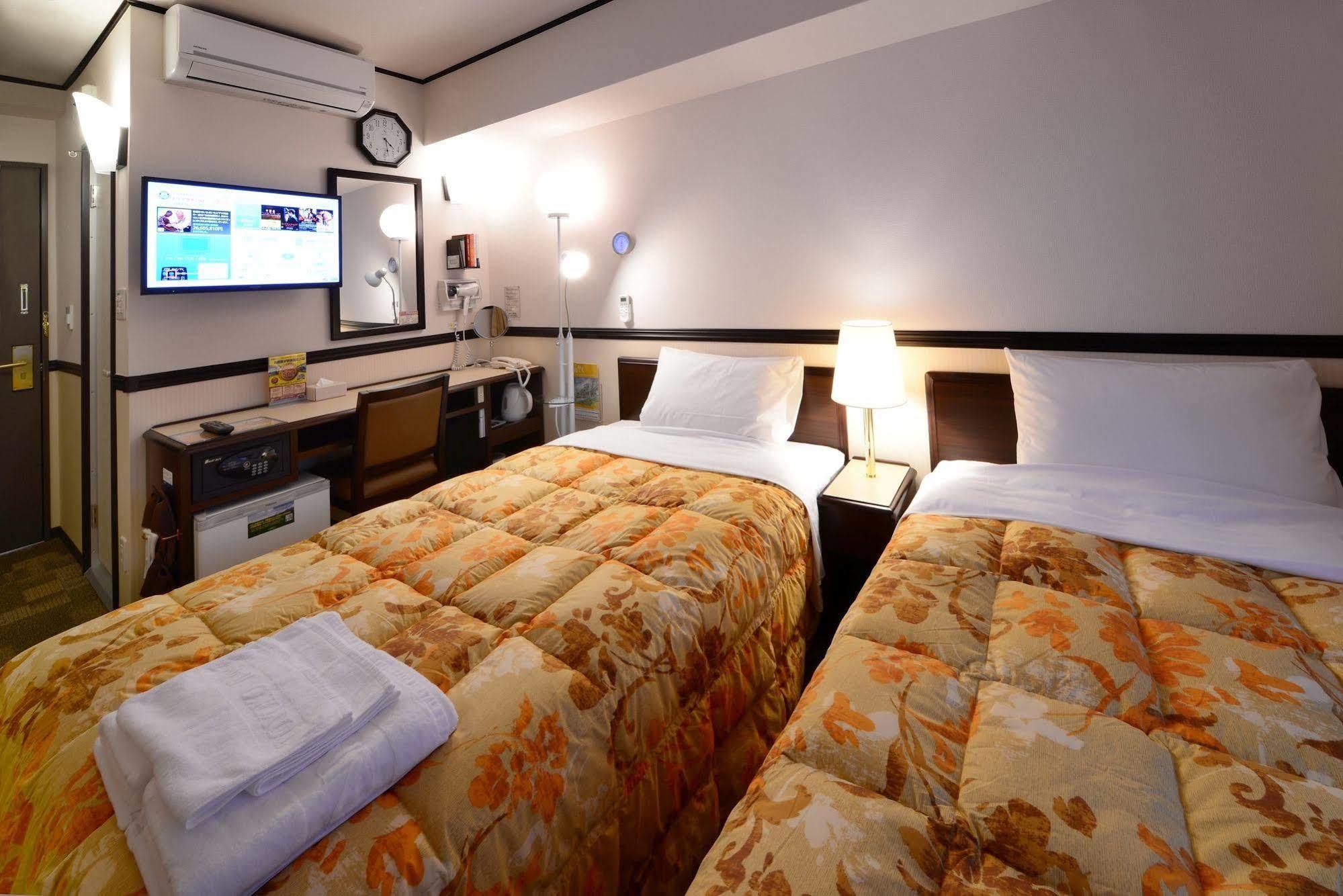 Toyoko Inn Okayama-Eki Nishiguchi Hiroba Bagian luar foto